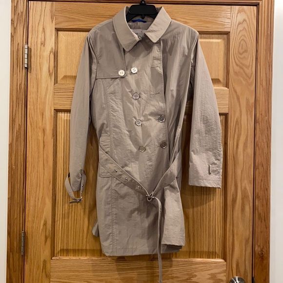 Classic Beige Trench Coat - Picture 5 of 12